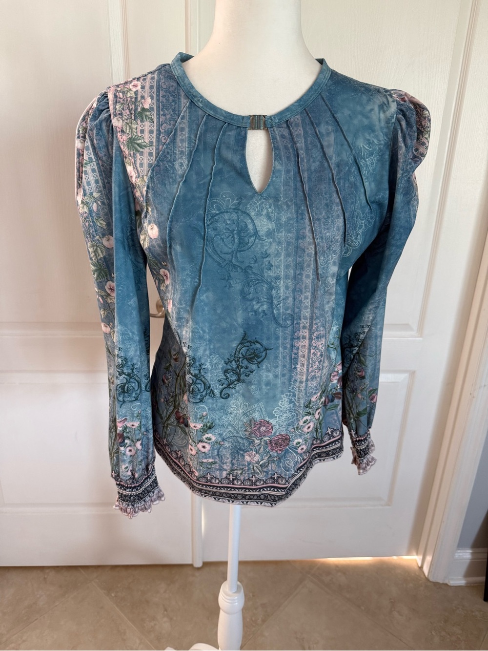 Source Unknown Teal Blue Floral Keyhole Long-Sleeve Blouse